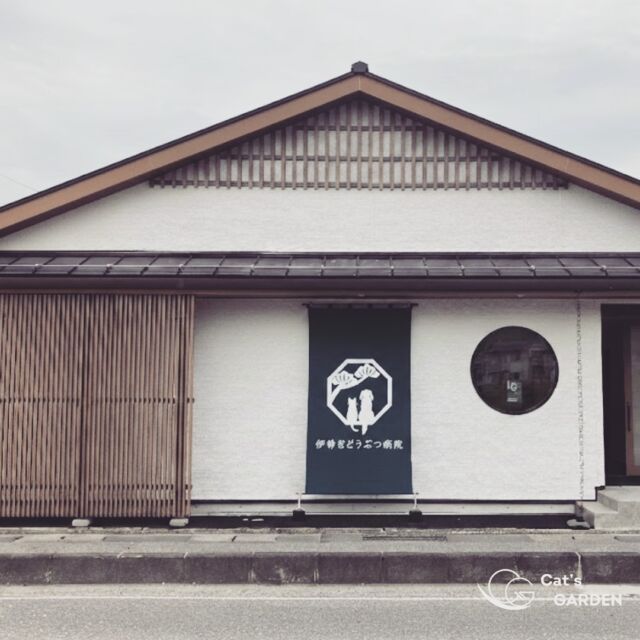 切妻屋根の妻格子・壁面の格子を、コートラインで表現。
アルミでありながら、本物の木格子と見間違えるほどの繊細さと美しさ。
和の意匠を、現代的な素材で再現しました。
外構・エクステリアのご提案・施工にお悩みの工務店様🏠キャッツガーデンなら打合せ・提案・見積発注・現場管理・施工まで、ワンストップで対応いたします😼

新築、リフォーム問わずご提案させていただきます。

----------------------------------------------
株式会社　清水住建工業
〒381-1215
長野県長野市松代町西寺尾1763
TEL: 026-278-2473
FAX: 026-278-8255
お気軽にお問い合わせください
HP: https://shimi-jyu.com/
----------------------------------------------
その他の施工事例はこちら
@garden.sjk

ともに、一緒に。
@nekonote.sjk

#清水住建工業 #SJK #ねこのて隊
#長野市 #長野 #松代 #外構
#エクステリア
#新築 #リフォーム
#庭造り #庭 #フェンス
#タイルデッキのある家 #植栽デザイン #植栽選び
#ガーデン #新築 #リフォーム
 #LIXIL 
#コートライン
 #外構 
#エクステリア
 #目隠し
 #格子
 #アルミ格子