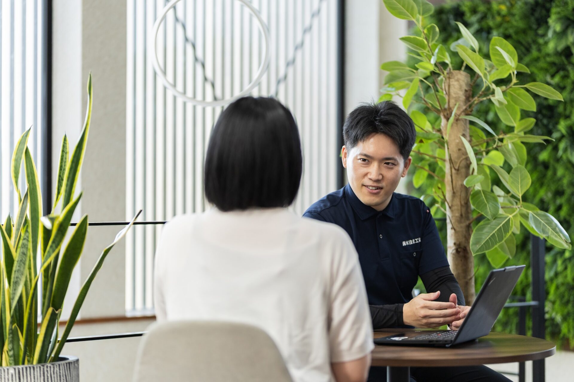 お客様と打合せをする営業スタッフ
