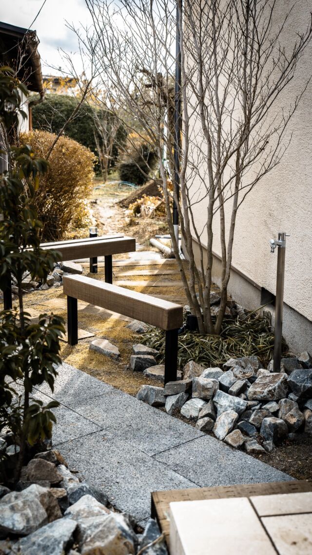 「ただいま」も「おかえり」ももっと嬉しくなる
お気に入りアイテムで彩る玄関まわり🍃✨

ITEMS🪄
・#TOYO #東洋工業 ビームベンチ
・#TOYO #東洋工業 ベーシックぺイブ
・#シャラ のシンボルツリー
・#LIXIL美彩 スポットライト／ローポールライト
・#揖斐黒石
・#竹村製作所 不凍水栓 アイスマール

外構・エクステリアのご提案・施工にお悩みの工務店様
キャッツガーデンなら打合せ・提案・見積発注・現場管
理・施工まで、ワンストップで対応いたします😼

新築、リフォーム問わずご提案させていただきます。

その他の施工事例はこちら🍃
@garden.sjk

-———————————————
株式会社　清水住建工業
〒381-1215
長野県長野市松代町西寺尾1763
TEL: 026-278-2473
FAX: 026-278-8255
お気軽にお問い合わせください
HP: https://shimi-jyu.com/
-———————————————

ともに、一緒に。
@nekonote.sjk
職人の日々のあれこれは
@sjk.kanbayashi
外構ワンストップサービス『Cat‘s Garden』
@garden.sjk

#清水住建工業 #SJK #ねこのて隊
#長野市 #長野 #松代 #外構 #猫
#エクステリア #カーポート
#LIXIL #ykkap #新築 #リフォーム
#エクステリア #庭造り #庭 #門扉 #宅配ボックス
#ウッドデッキ #植栽
#ガーデン #新築 #リフォーム
#キャッツガーデン